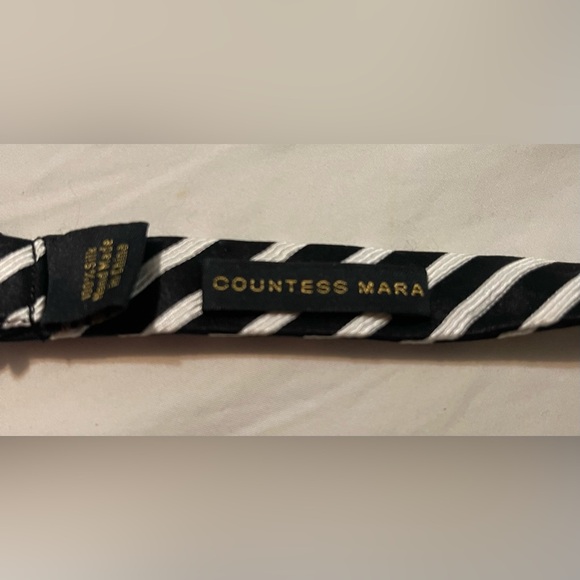 Countess Mara Adjustable 100% silk bowtie Black and White Stripe - Picture 2 of 4